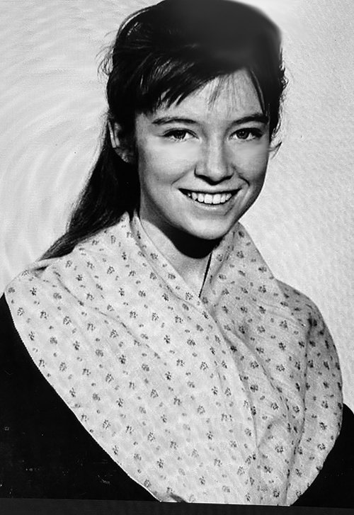 Jemima Boone wore big collars on her dresses.